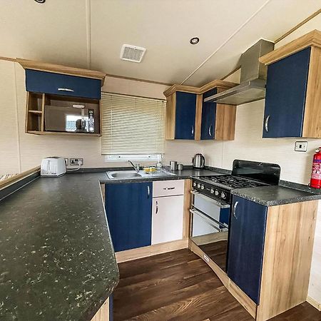 Lovely 6 Berth Caravan With Decking And Wifi In Kent, Ref 47017C Whitstable Exterior foto