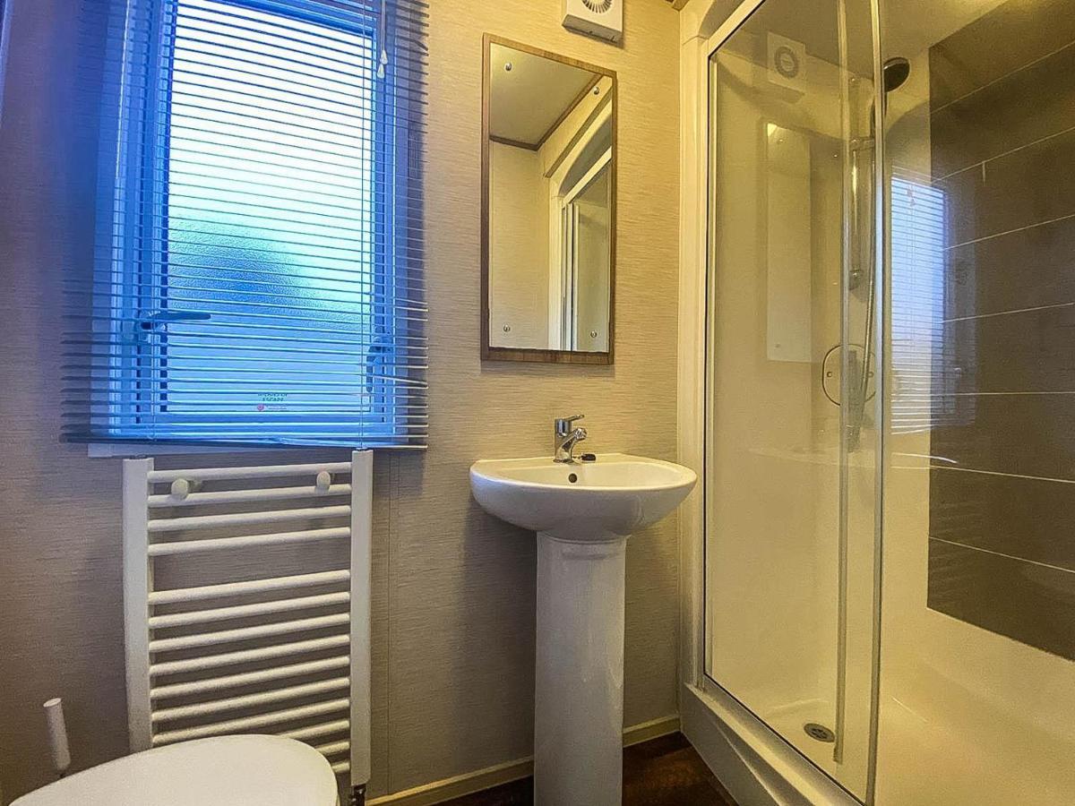 Lovely 6 Berth Caravan With Decking And Wifi In Kent, Ref 47017C Whitstable Exterior foto