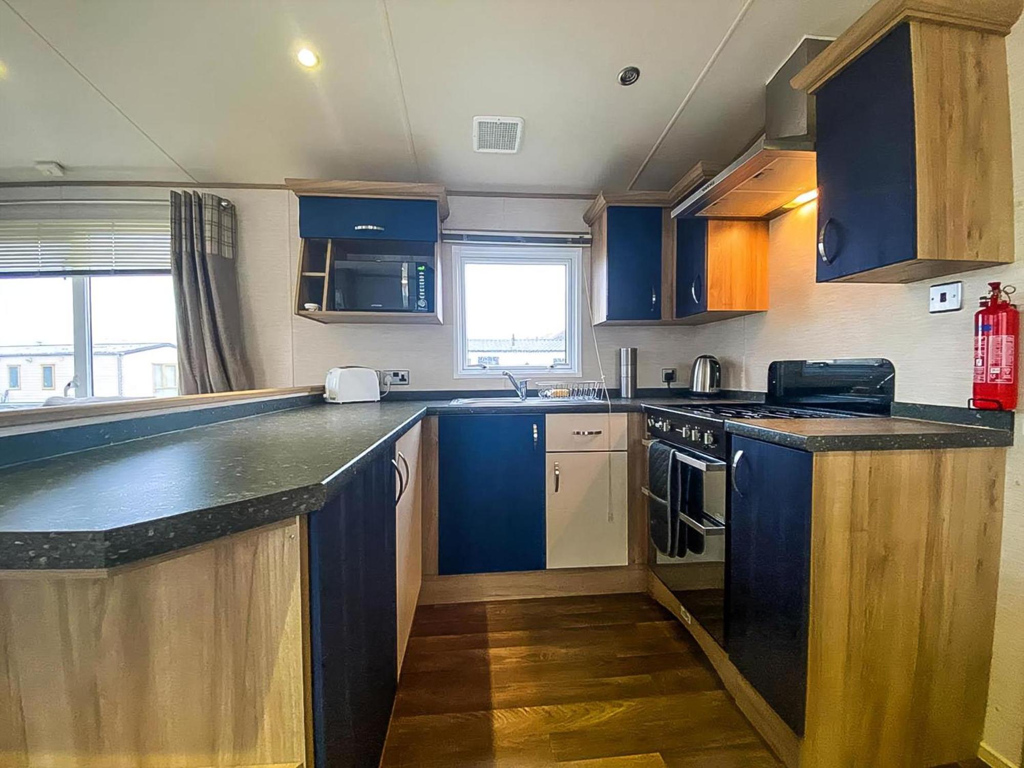 Lovely 6 Berth Caravan With Decking And Wifi In Kent, Ref 47017C Whitstable Exterior foto