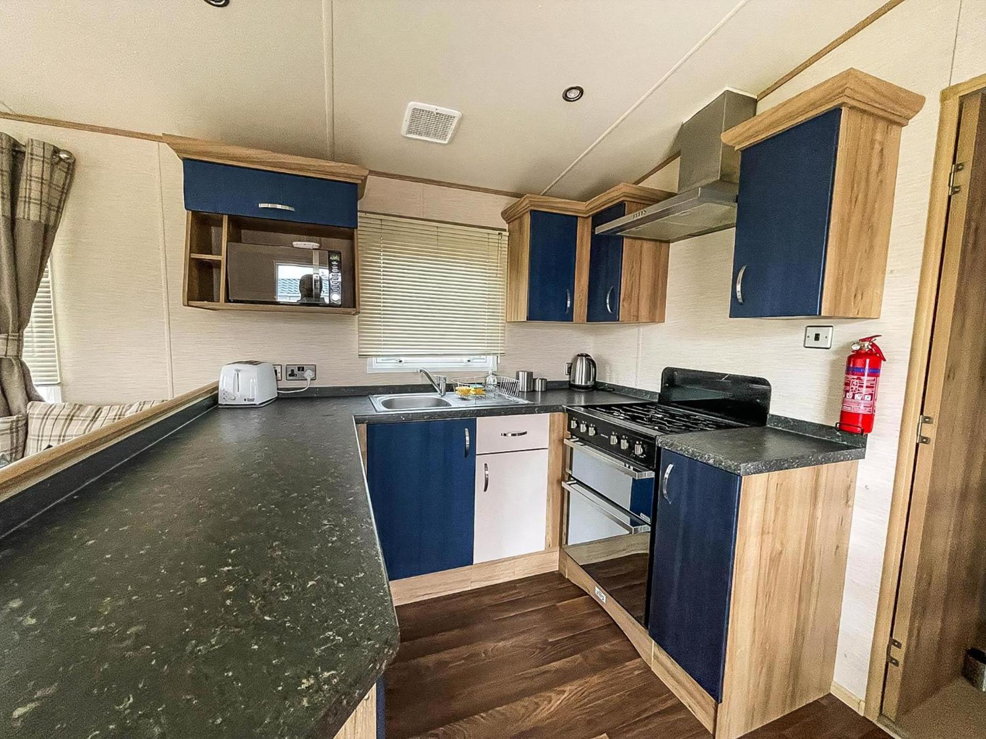 Lovely 6 Berth Caravan With Decking And Wifi In Kent, Ref 47017C Whitstable Exterior foto